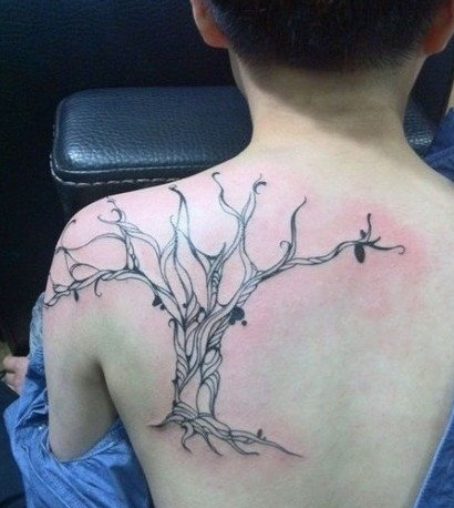 点击大图看下一张：后背的枯树纹身
