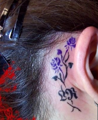 点击大图看下一张：耳后的小玫瑰图腾纹身