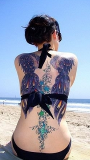 比基尼美女后背花与翅膀的纹身