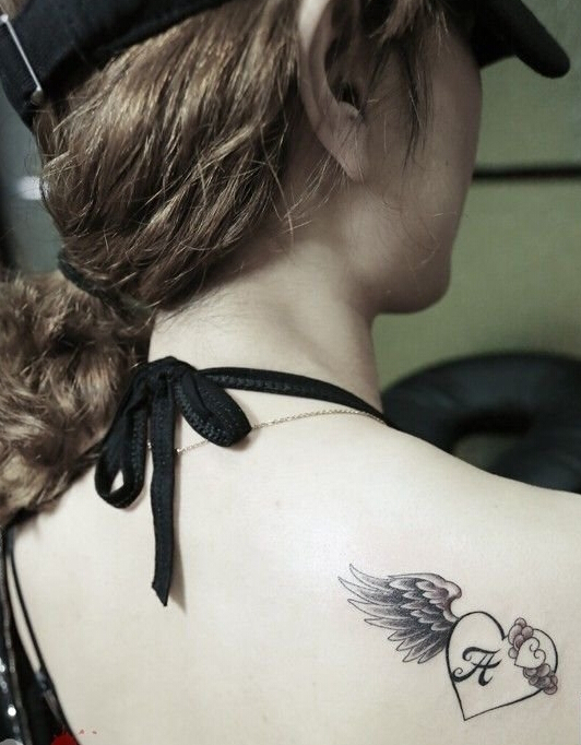 点击大图看下一张：女生后背的单翅膀心个性纹身