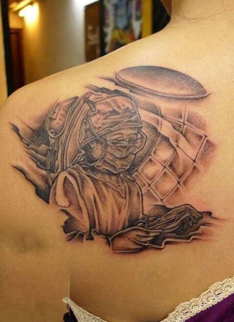 点击大图看下一张：女生后背做手术的医生纹身