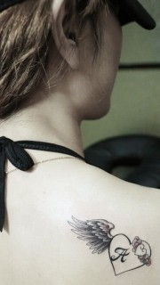 女生后背的单翅膀心个性纹身