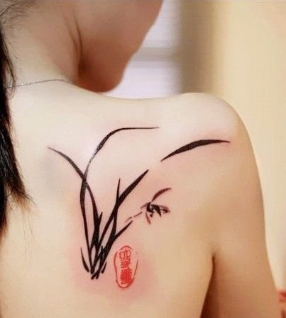 点击大图看下一张：女生背上水仙花图腾刺青