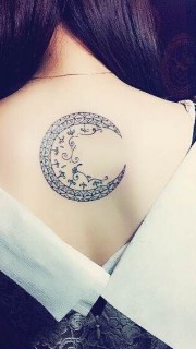 女生背上个性月亮纹身