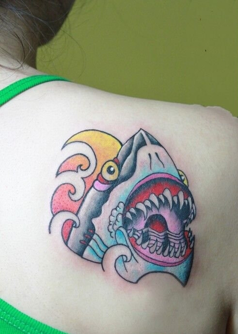 点击大图看下一张：女生后背卡通鲨鱼头纹身