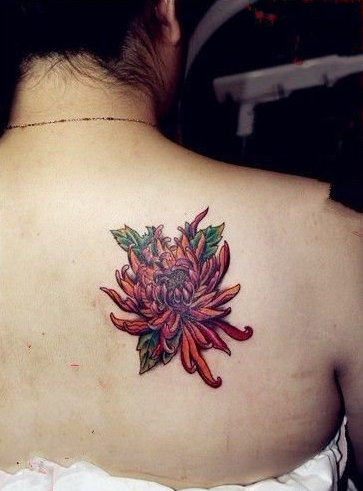 点击大图看下一张：背部个性彩色菊花纹身图