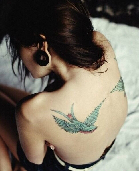 点击大图看下一张：性感美女后背小鸟纹身