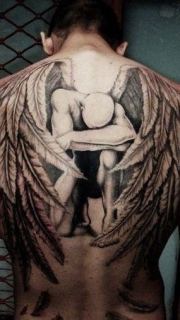 男生满背天使翅膀个性纹身