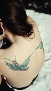 性感美女后背小鸟纹身