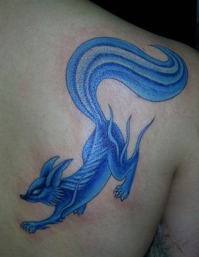 点击大图看下一张：背部蓝色九尾狐时尚纹身