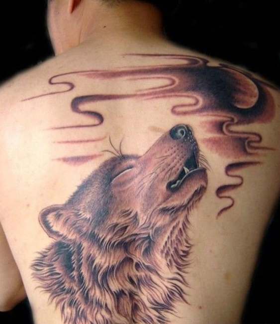 点击大图看下一张：男人后背个性霸气狼头纹身