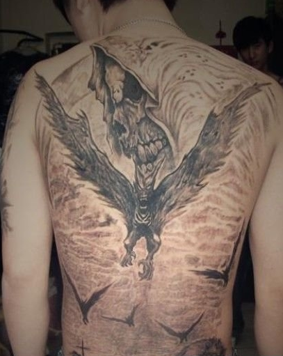 点击大图看下一张：男性满背个性霸气死神纹身
