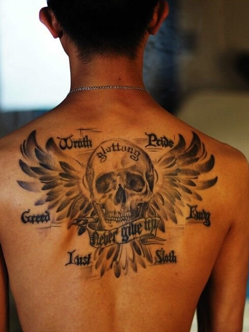 点击大图看下一张：背部黑羽七宗罪个性纹身
