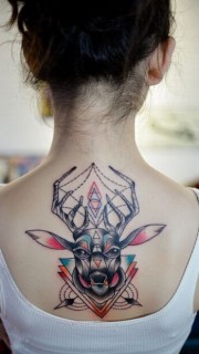 女生创意精美驯鹿背部纹身