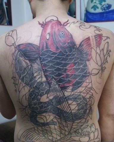 点击大图看下一张：满背霸气中国鲤鱼纹身图
