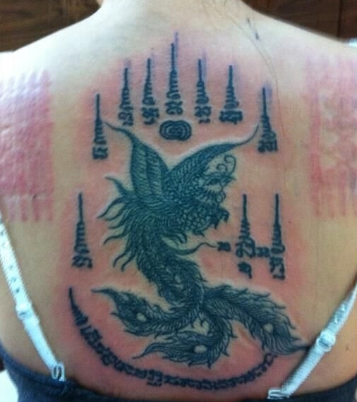 点击大图看下一张：背部个性泰文凤凰图腾纹身
