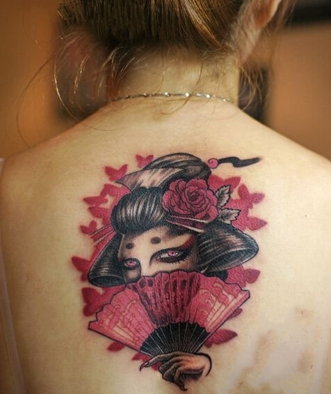 点击大图看下一张：时尚艺术女生后背日本艺妓纹身