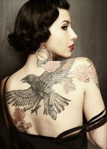 点击大图看下一张：女人后背时尚艺术老鹰玫瑰刺青