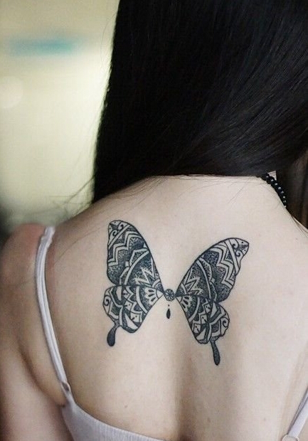 点击大图看下一张：美女创意点刺蝴蝶纹身
