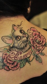 个性创意调皮猫猫玫瑰花背上纹身
