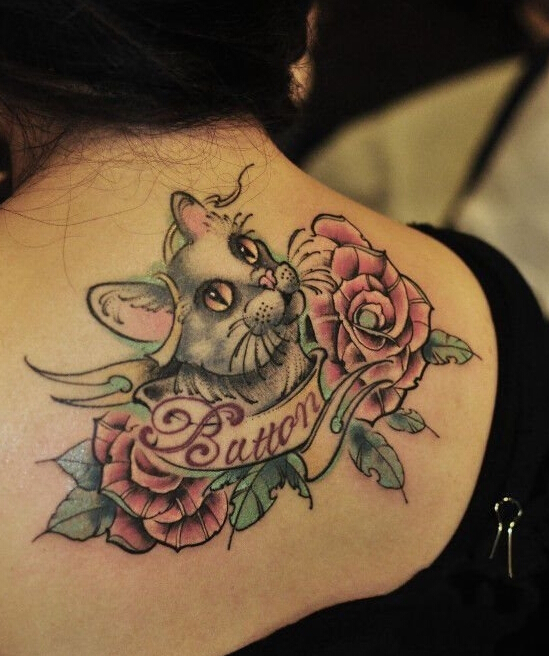点击大图看下一张：个性创意调皮猫猫玫瑰花背上纹身