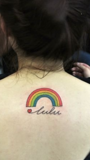 女生背后简洁大方的小彩虹纹身