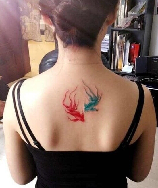 点击大图看下一张：红蓝情侣鱼纹身