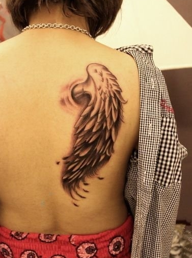 点击大图看下一张：女性后背唯美单羽翼纹身
