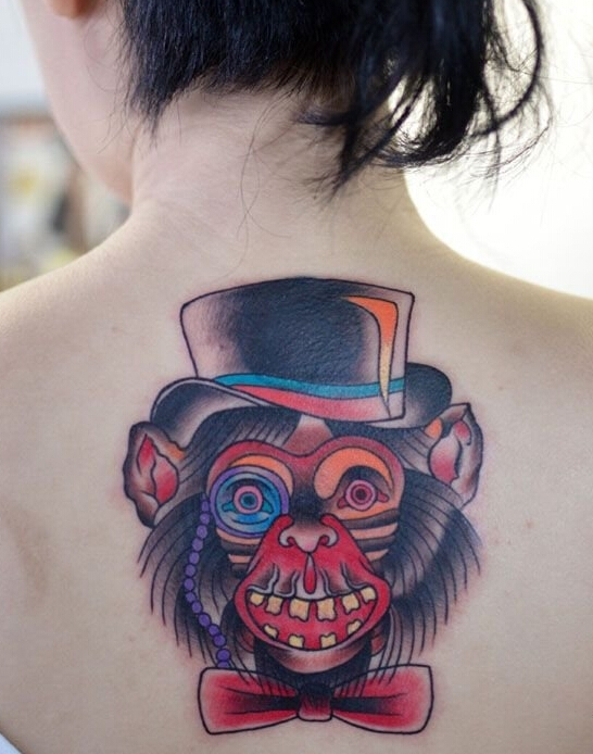 点击大图看下一张：女生后背时尚个性绅士猴子纹身