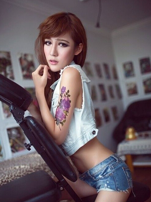 点击大图看下一张：妖娆美模手臂玫瑰纹身图案
