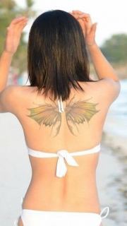 另类蝴蝶翅膀后背纹身