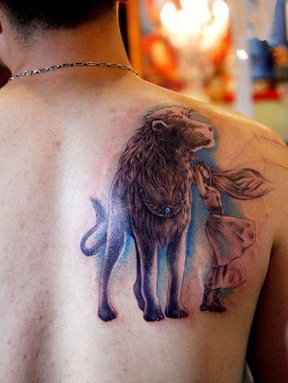 点击大图看下一张：男士狮子座后背纹身