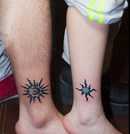 点击大图看下一张：情侣太阳图腾脚踝纹身