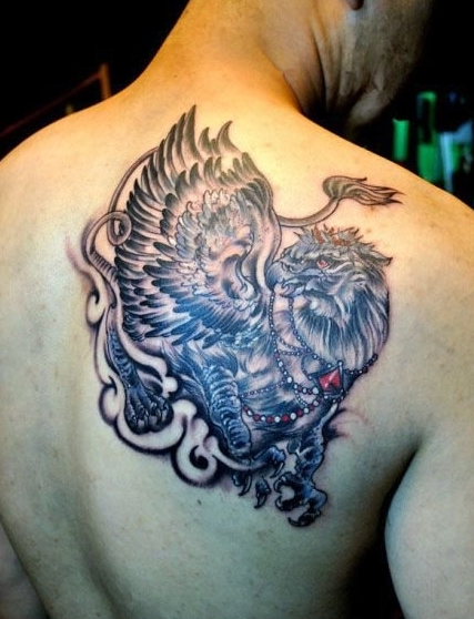 点击大图看下一张：霸气神鹰兽背部纹身