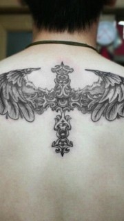 十字架翅膀个性纹身