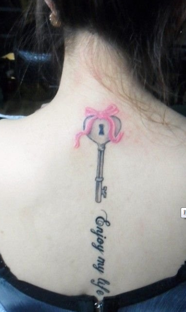 点击大图看下一张：美女后背的钥匙英文纹身