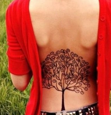 点击大图看下一张：性感美女后背可爱树纹身图