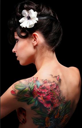 点击大图看下一张：美女性感背部牡丹花纹身