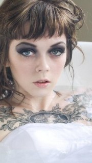 浴缸美女秀胸前性感纹身