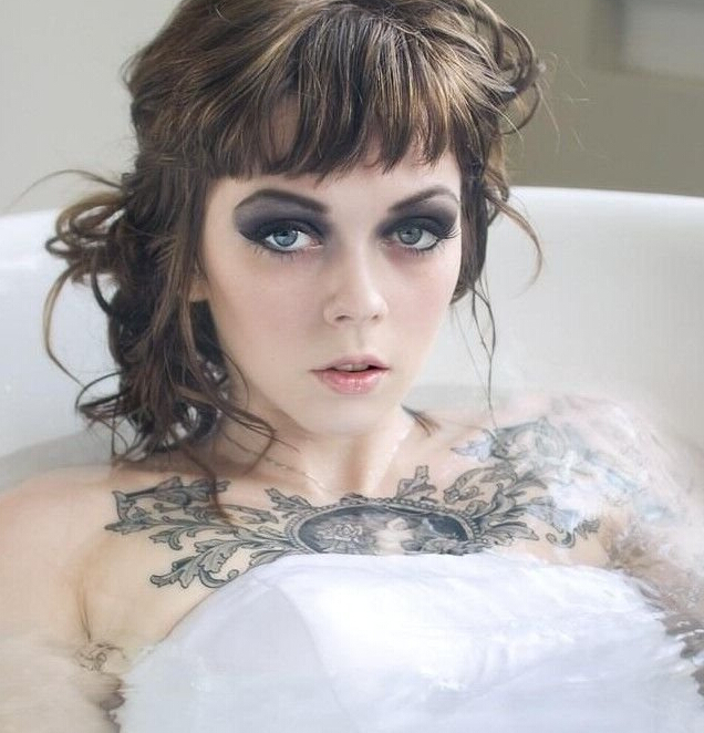点击大图看下一张：浴缸美女秀胸前性感纹身