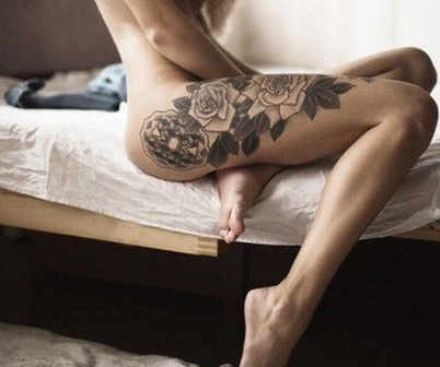 点击大图看下一张：美女性感的腿部玫瑰纹身图