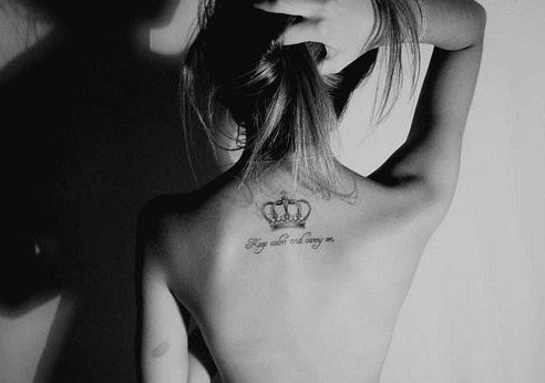 点击大图看下一张：美女背部的皇冠和英文字纹身