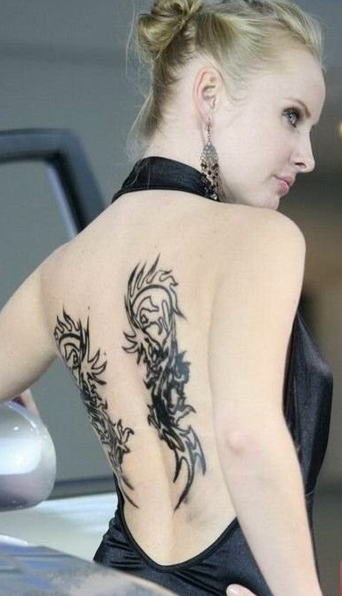 点击大图看下一张：妖艳美女后背的图腾纹身