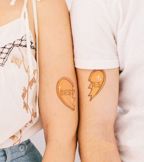 点击大图看下一张：个性情侣半心手臂纹身