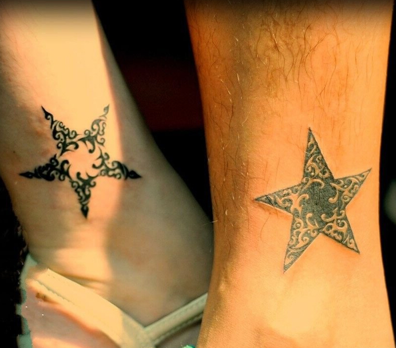 点击大图看下一张：情侣脚踝上个性星星纹身