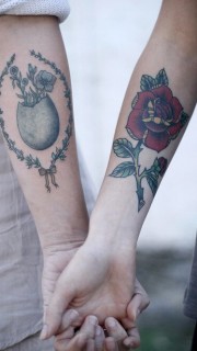情侣个性玫瑰月花瓶手臂纹身