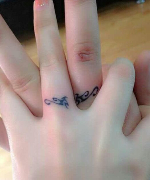 点击大图看下一张：情侣手指图腾戒指刺青