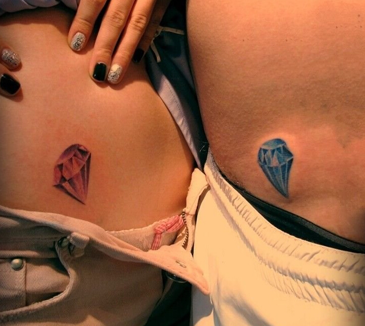 点击大图看下一张：情侣个性红蓝钻石腹部纹身