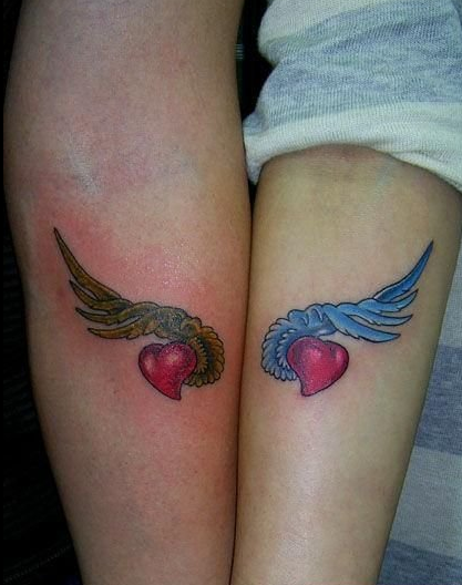 点击大图看下一张：情侣手臂红心与翅膀时尚纹身