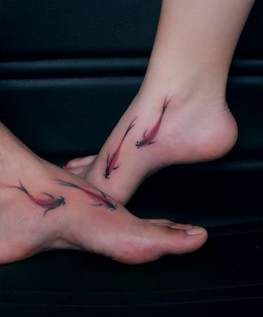 点击大图看下一张：情侣脚背金鱼纹身